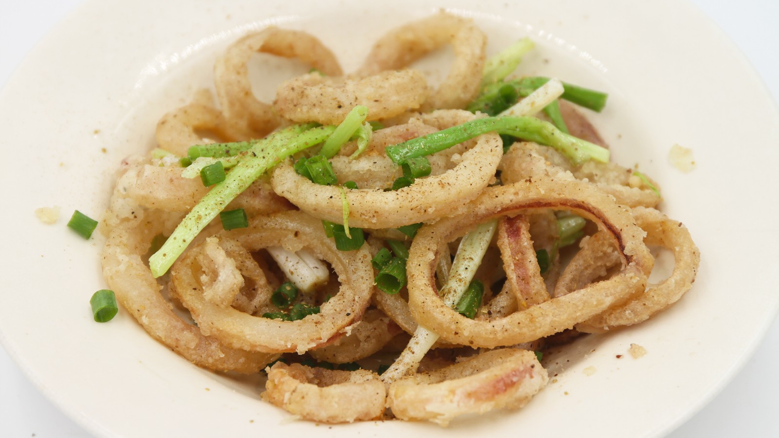 简单的椒盐鱿鱼圈,两分钟就能做好,味道鲜美