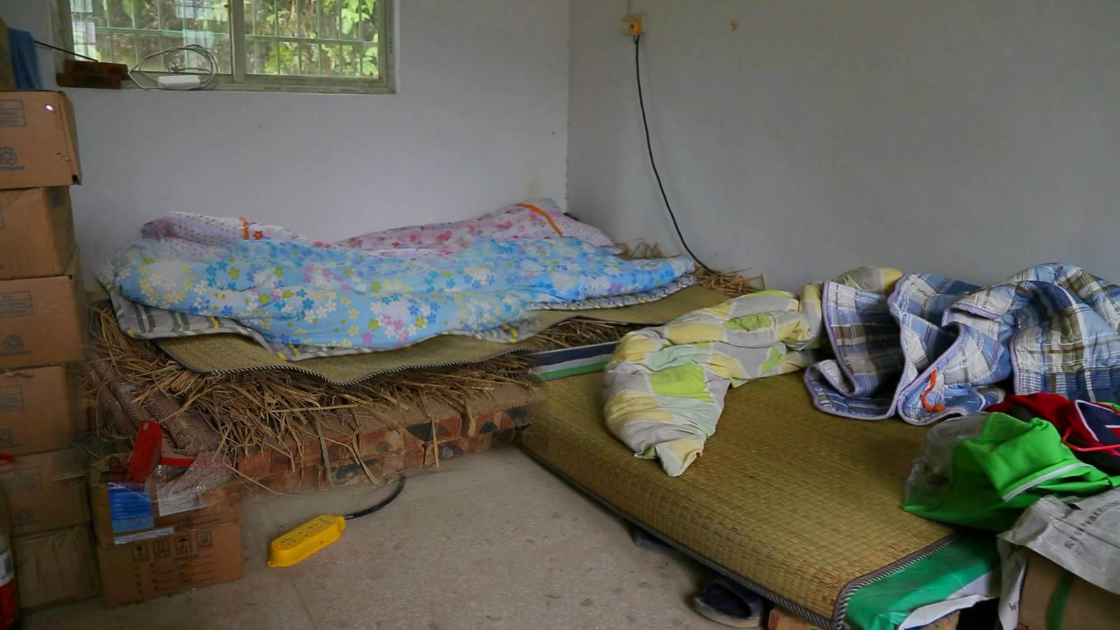 天气转冷,农民工睡在如此简陋的环境,现场看得心酸