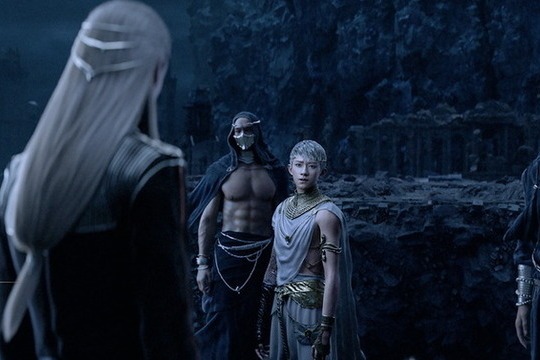 束幽花四人决定一起前往,解救被白银祭司封印的前一度王爵吉尔伽美什