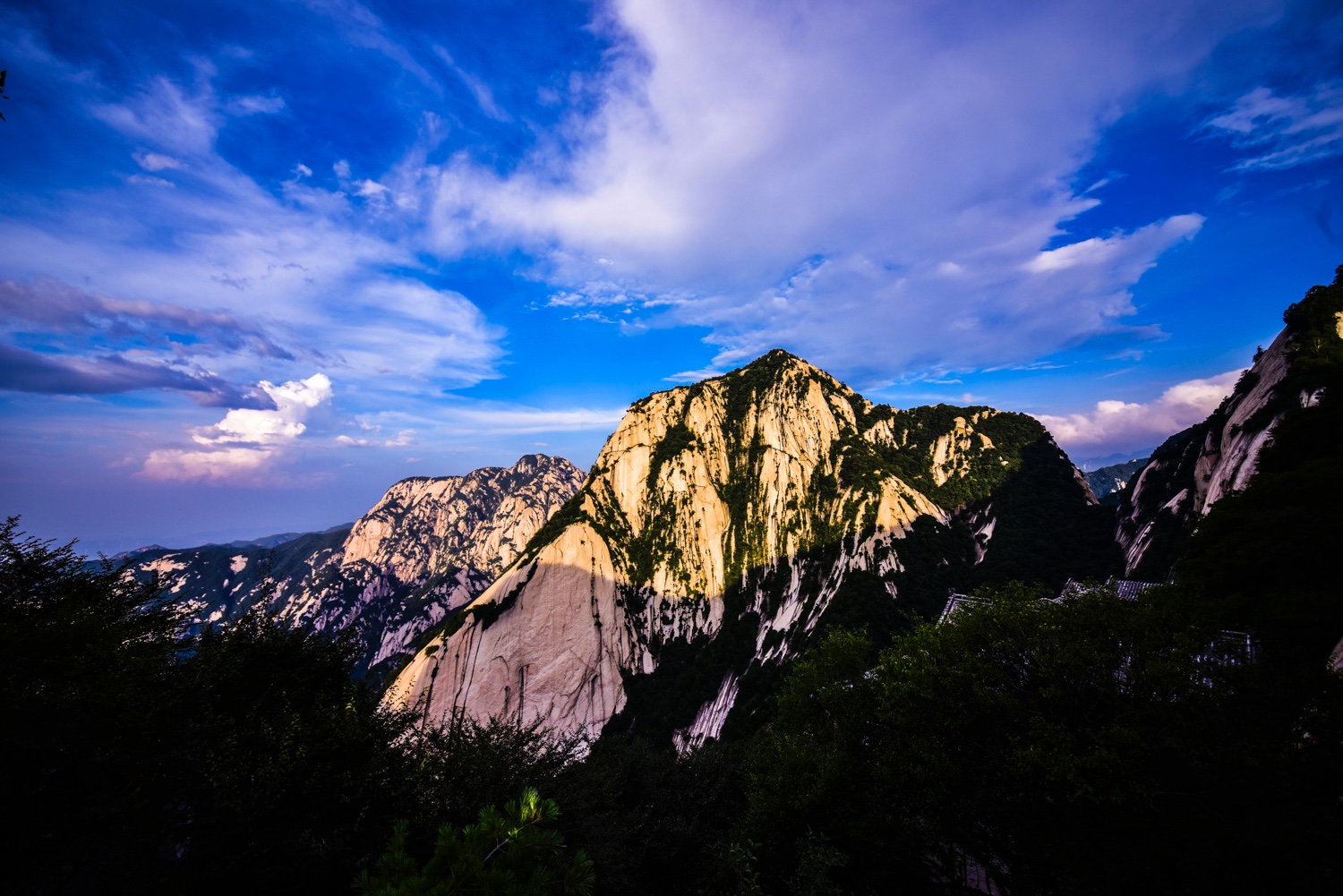 陕西华山景区傍晚现日照金山和火烧云美景 陕西华山景区傍晚现日照金山和火烧云美景