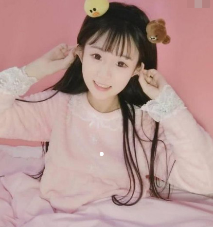 杨清柠儿子小哪吒吃奶照曝光,长相酷似妈妈,网友:"亲生的!