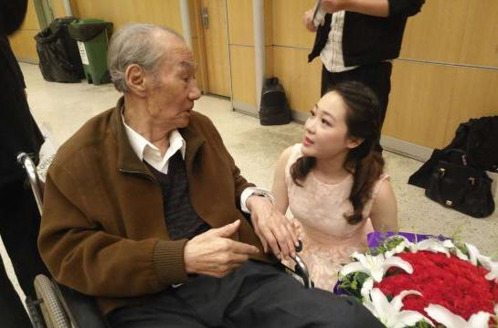 《暖春》还有一部同名电影,爷爷没有变,小花的饰演者是张妍.