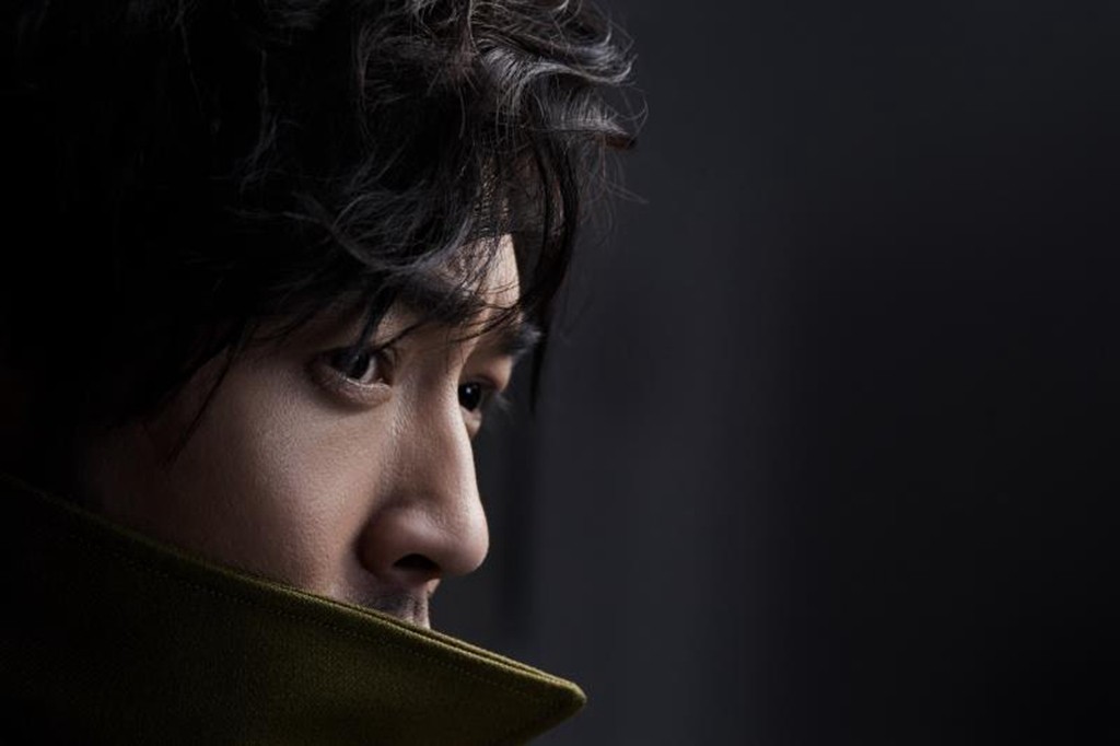 张博军衣大片亮相 眼含泪水深藏故事