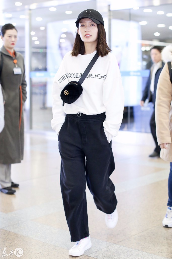 李沁穿白色卫衣搭配运动裤现身机场肤白貌美皮肤状态真的很好
