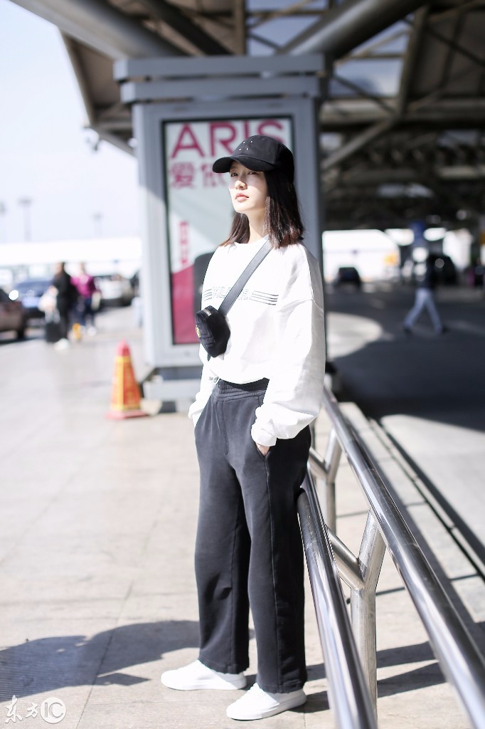 李沁穿白色卫衣搭配运动裤现身机场肤白貌美皮肤状态真的很好