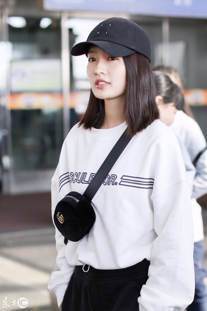李沁穿白色卫衣搭配运动裤现身机场肤白貌美皮肤状态真的很好