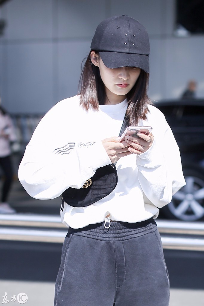 李沁穿白色卫衣搭配运动裤现身机场肤白貌美皮肤状态真的很好