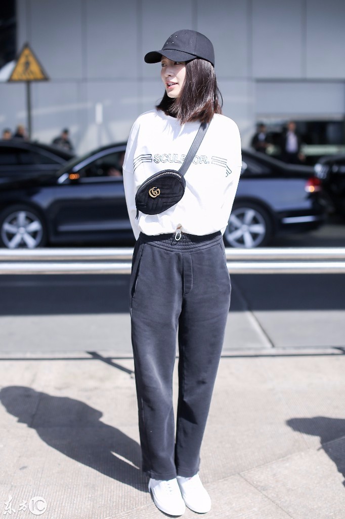 李沁穿白色卫衣搭配运动裤现身机场肤白貌美皮肤状态真的很好