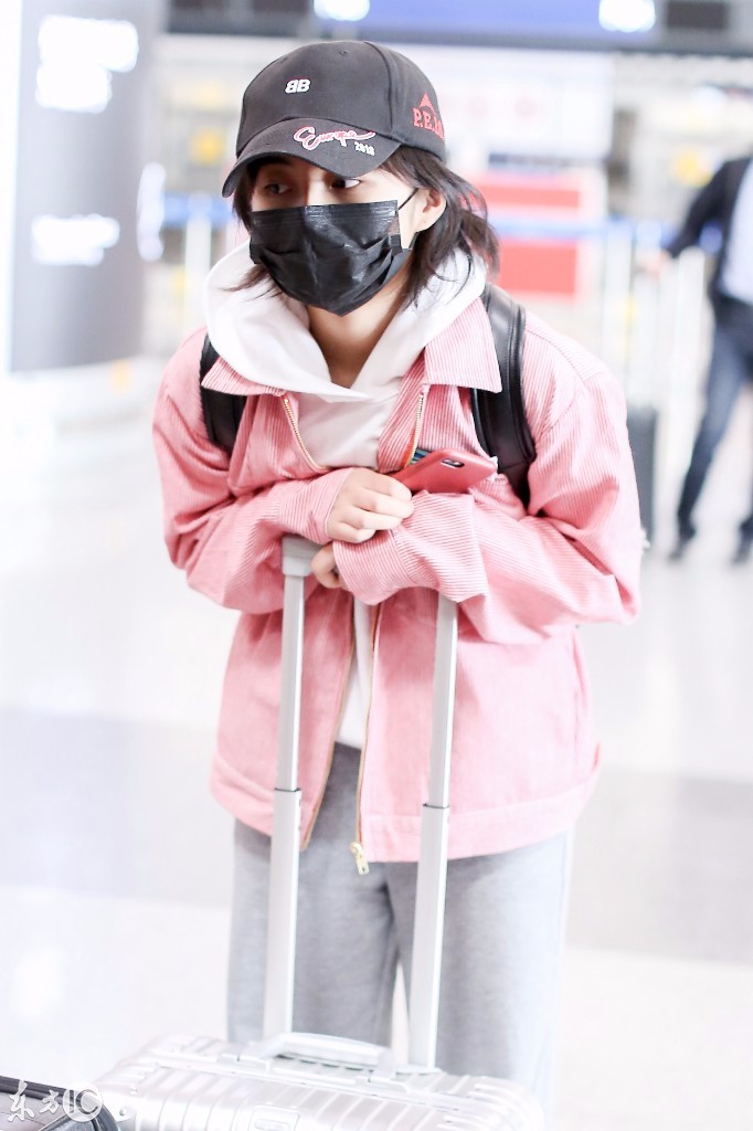 张子枫戴口罩穿粉色外套搭配灰色阔腿裤现身机场,看起来略显疲惫 张