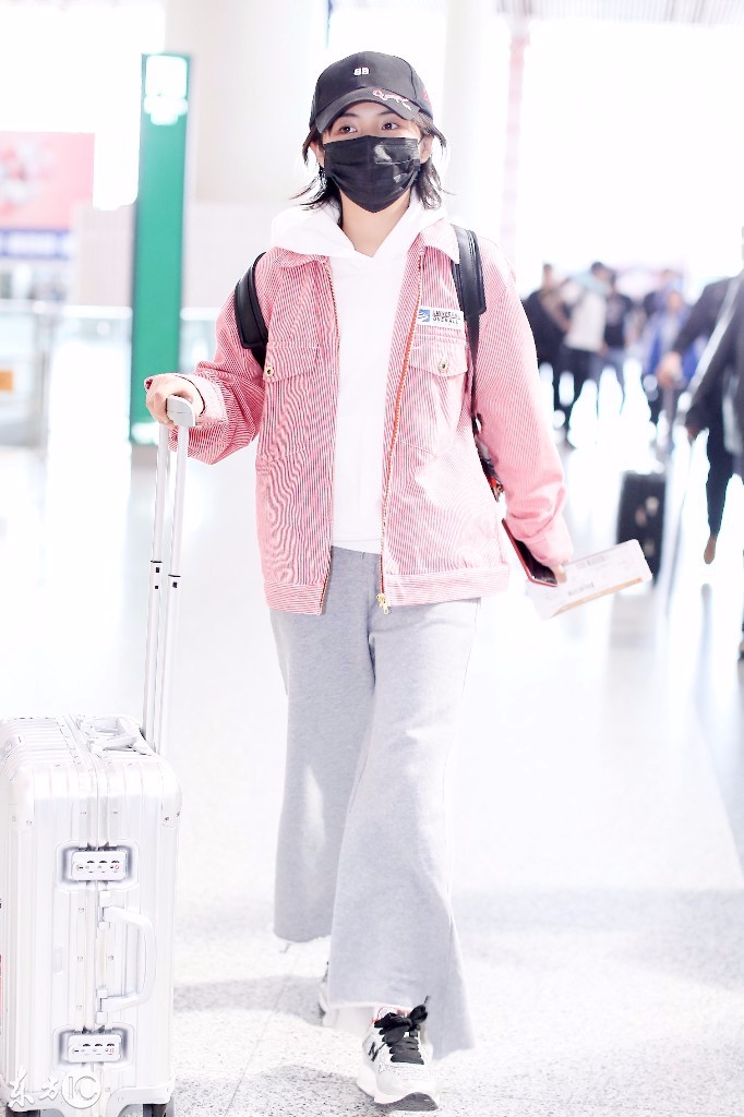 张子枫戴口罩穿粉色外套搭配灰色阔腿裤现身机场,看起来略显疲惫