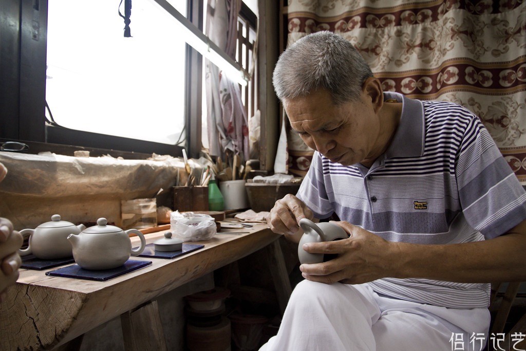 老人做紫砂壶40年,带徒10年不让出师;家徒四壁,床底几吨泥
