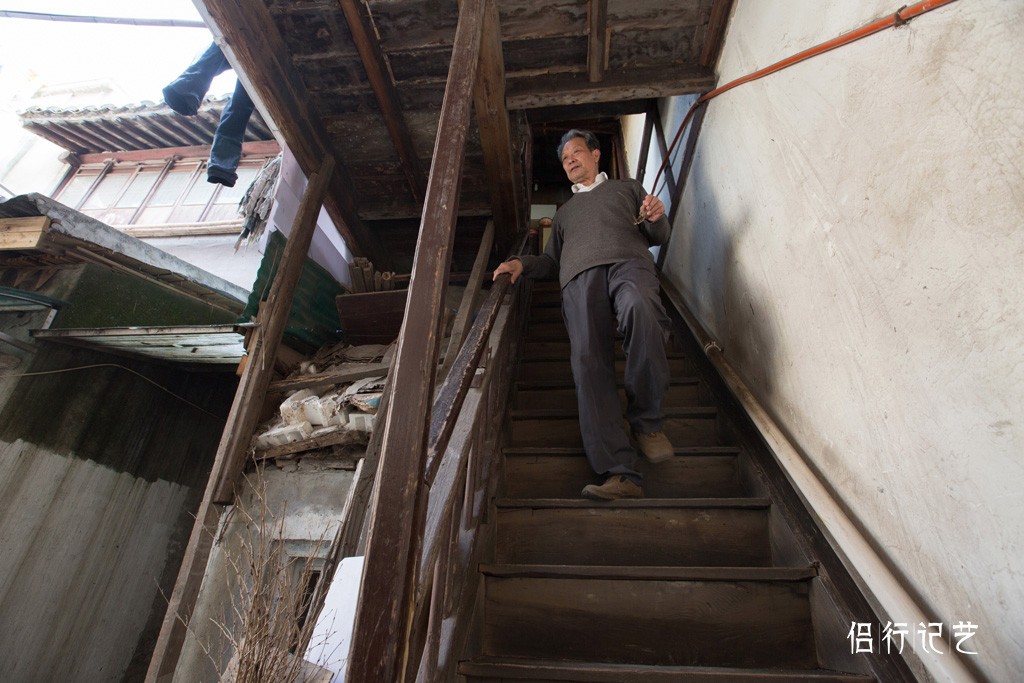 一名古画修复装裱师,他在苏州老城区景德路上一个毫不起眼的老宅室里