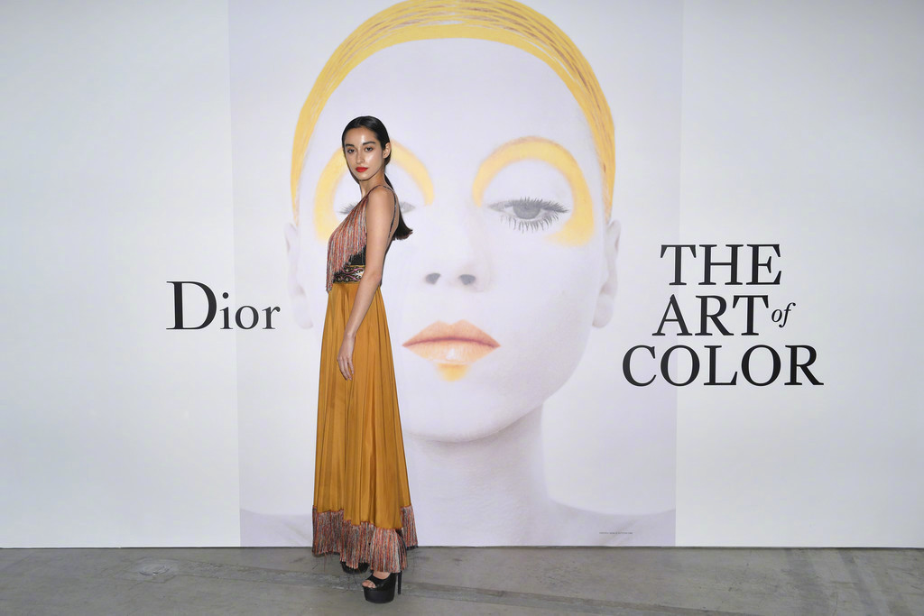 当地时间4月11日在日本东京出席迪奥dior彩色艺术预展的bella Hadid