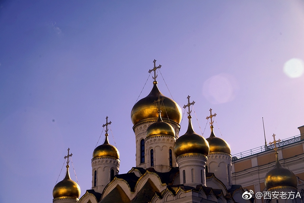 克里姆林宫是一组建筑群,是俄罗斯联邦的象征,总统府的所在地