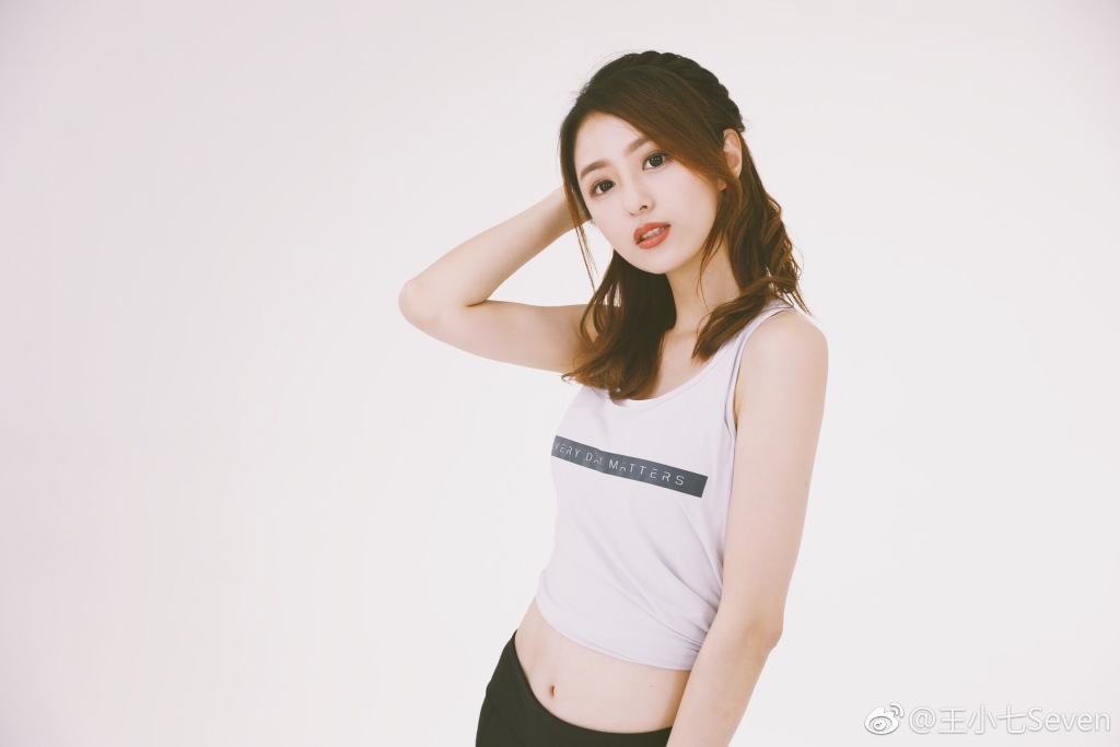 勇迷主播小七再度凭o型美腿一炮而红,网友:腿缝变大了