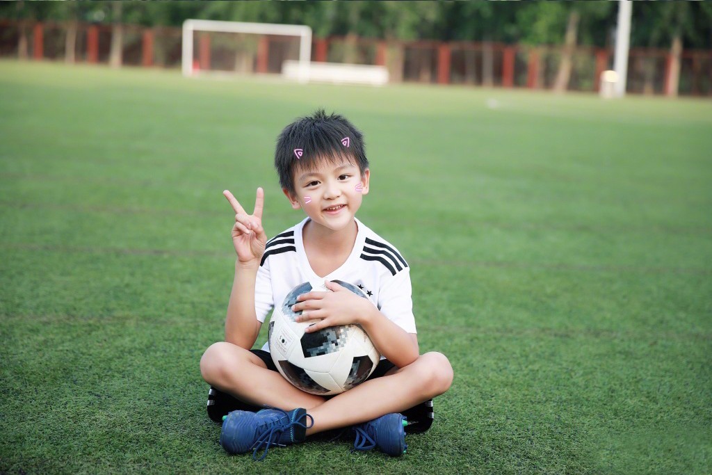 田亮携森碟小亮仔在绿茵场上踢足球暑假生活运动阳光