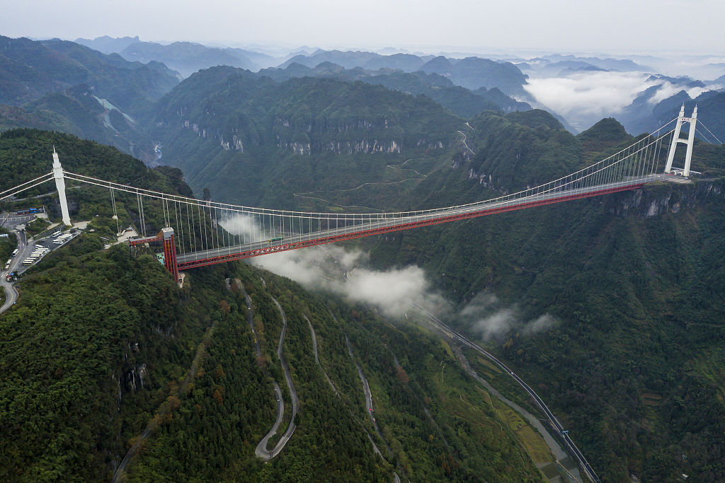 湖南湘西矮寨大桥缤纷如画