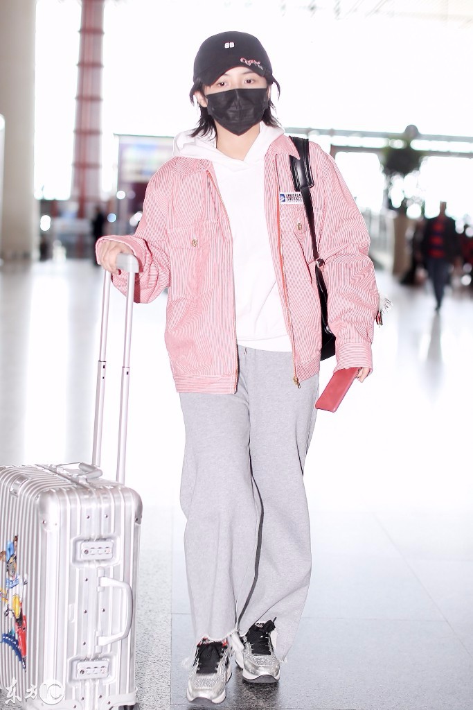 张子枫戴口罩穿粉色外套搭配灰色阔腿裤现身机场,看起来略显疲惫 张