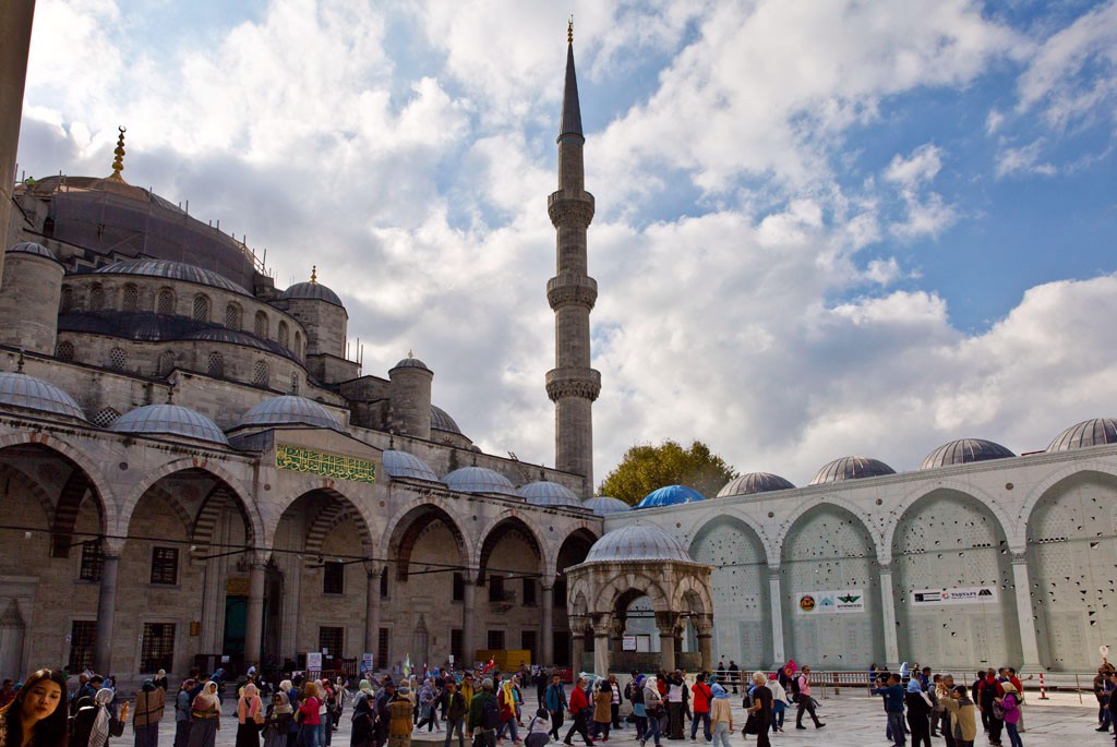 始建于1609年,拥有全世界唯一有六座"宣礼塔"的土耳其苏丹艾哈迈德