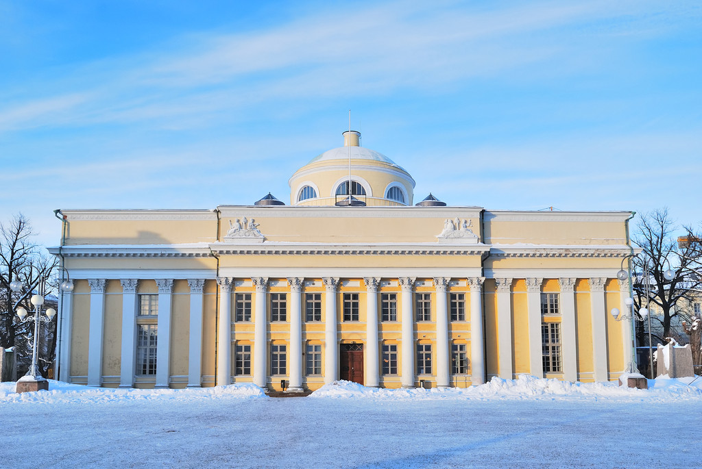 16岁,九年;高中教育是16-19岁,一般三年,实行2-4年弹性学制;大学教育