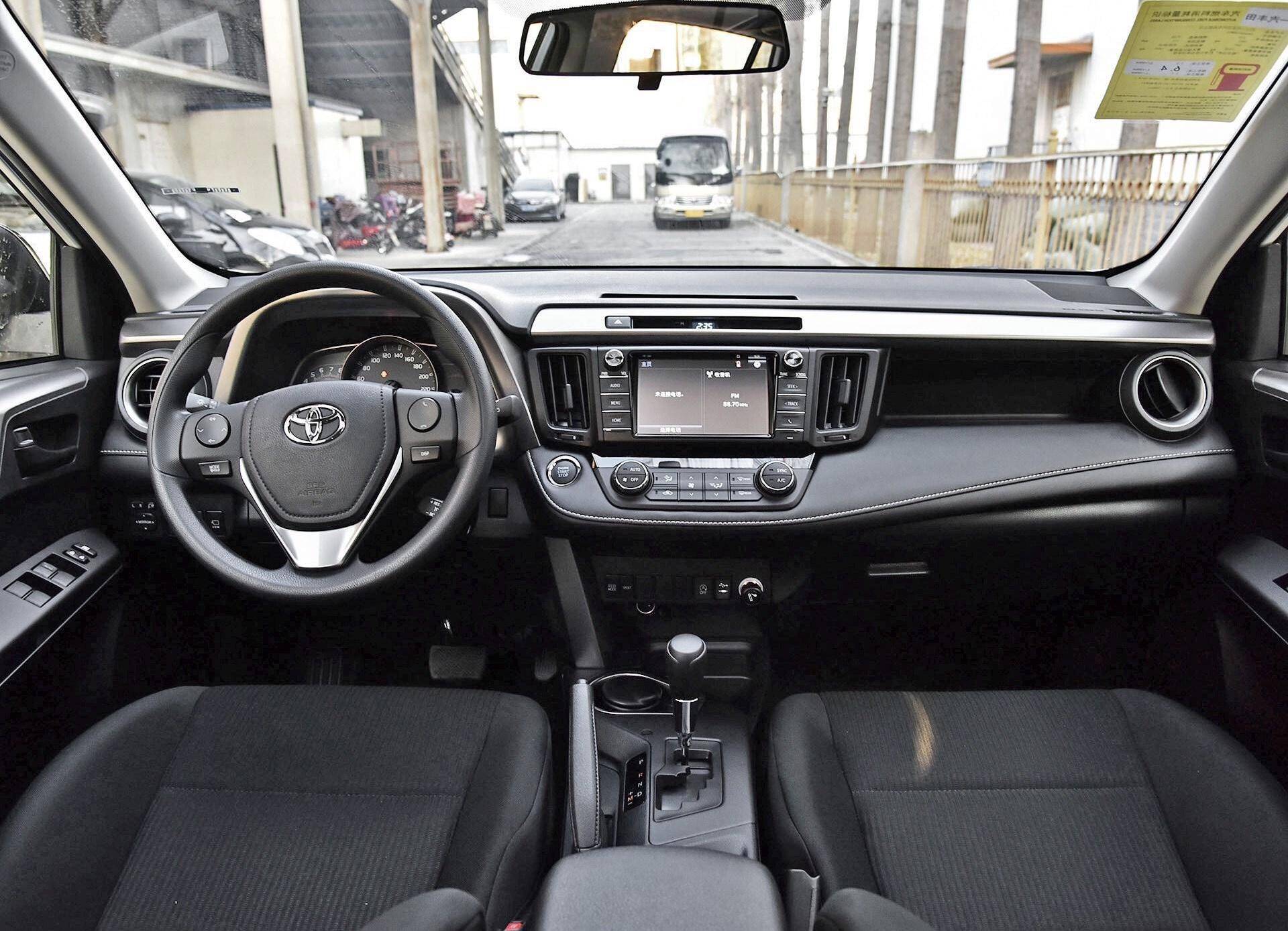 内饰主打实用中庸,质感有待提高