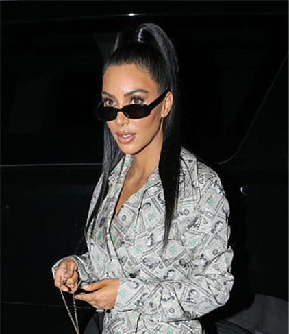 金,卡戴珊现身街头,梳高马尾,穿一身印有钞票的行头