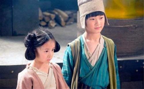 小亮仔坐天天妹妹婴儿车,还让妹妹推着走,网友笑问拿错剧本了?