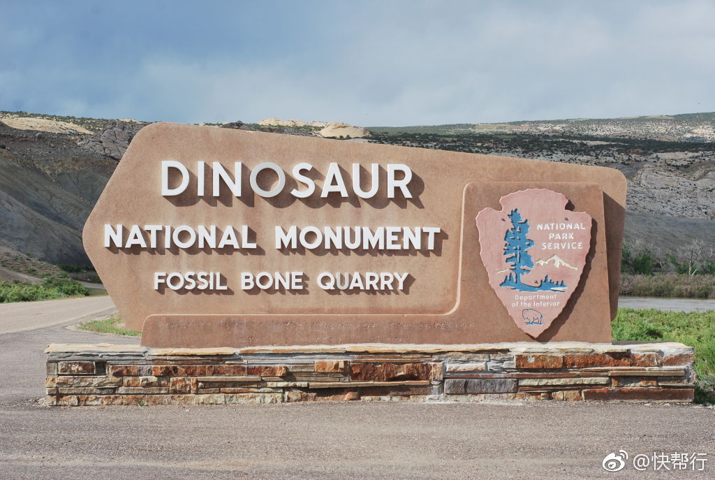 美国国立恐龙公园(dinosaur national monument)位于犹他州东北部与
