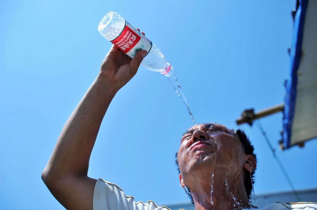 实拍高温下建筑工地农民工 汗流浃背 手中活不能停