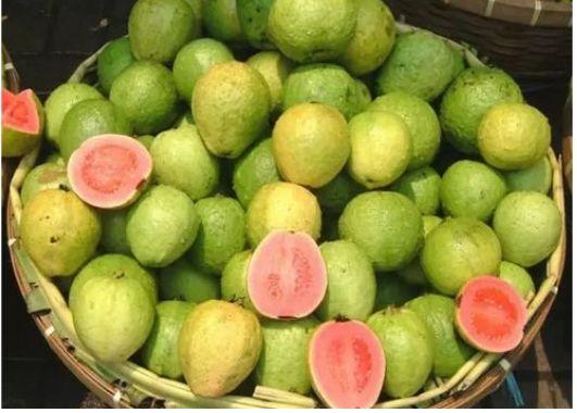 印度人吃番石榴切碎狂倒一半碗调料这次已无力吐槽