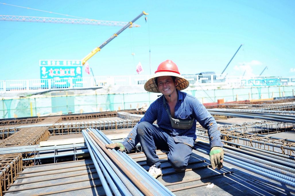 实拍高温下建筑工地农民工 汗流浃背 手中活不能停