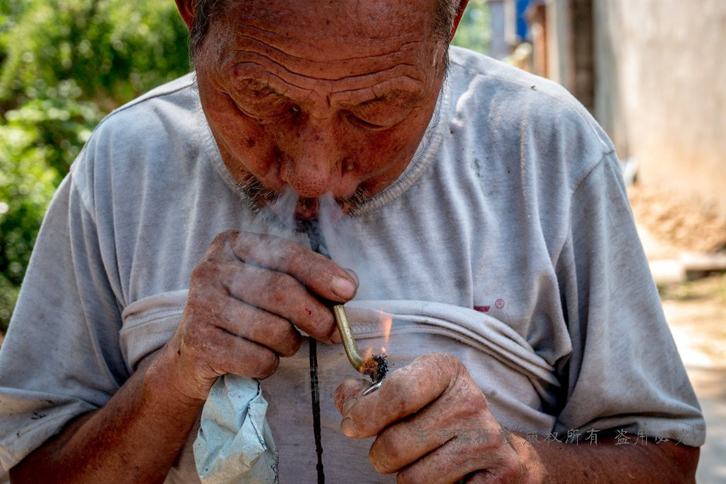 农村75岁老汉嫌卷烟没劲儿,常年吸"旱烟"身体硬朗,奇怪不!