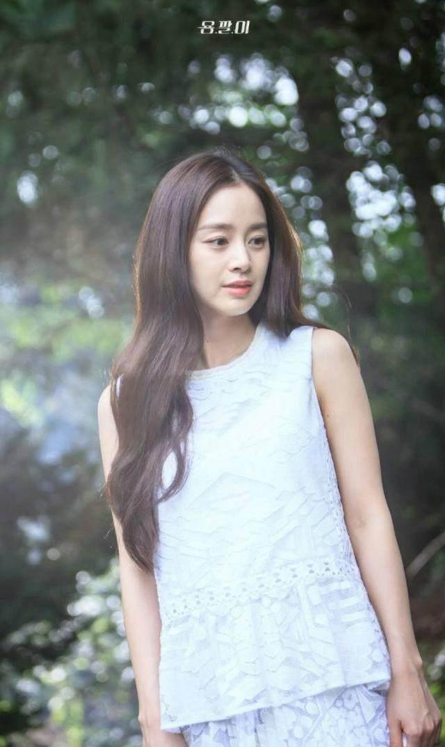 很多人觉得04年的《爱在哈弗》是金泰熙的颜值巅峰,俏皮灵动,满满的