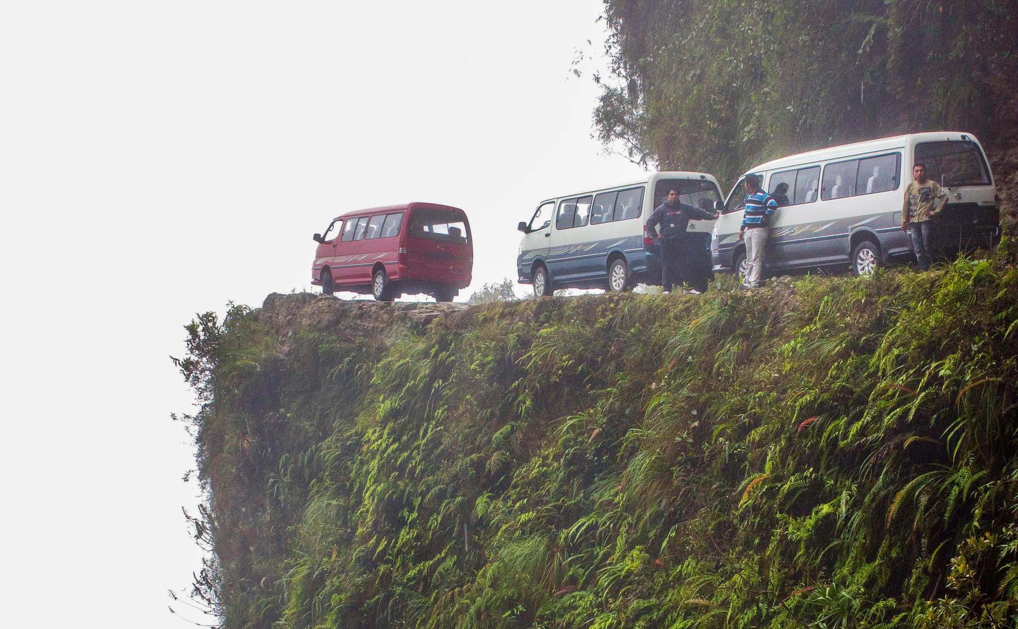 世界第一"夺命公路",每年上百人坠崖,老司机都毛骨悚然