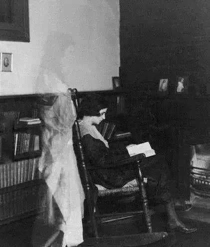 毫无ps迹象的灵异照图二看完不敢出门图四盯3秒做噩梦