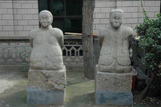 1939年陕州老百姓自发组织,雕刻汪精卫及夫人陈璧君之跪像.