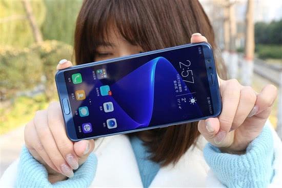 华为荣耀手机凭借着出众的品质,以及高性价比,逐渐成长为国内线上手机