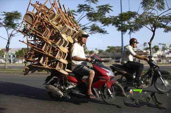 开挂的只有印度?这个国家的摩托车,只有你想不到没有不能载的!
