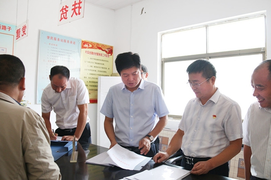 南召县委书记刘永国调研督查金融扶贫工作