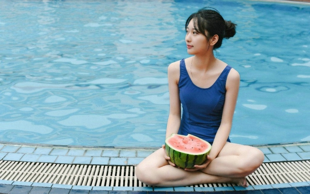 扎丸子头90后清纯美女泳衣娇气甜美写真