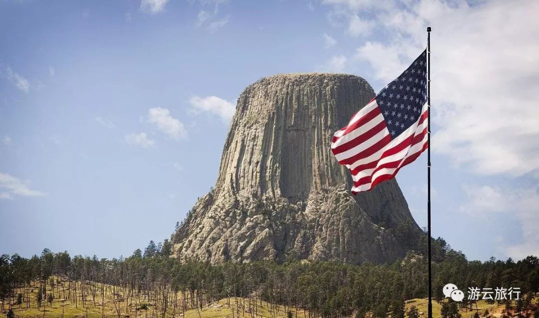 它是玄武岩的结构的火山颈地形,早期是一座火山,后来周遭的山壁被侵蚀