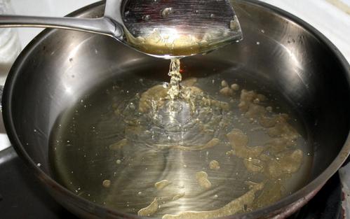 5,颜色越来越红,变成红色的珠子;6,关火,加入香叶,草果,花椒,辣椒