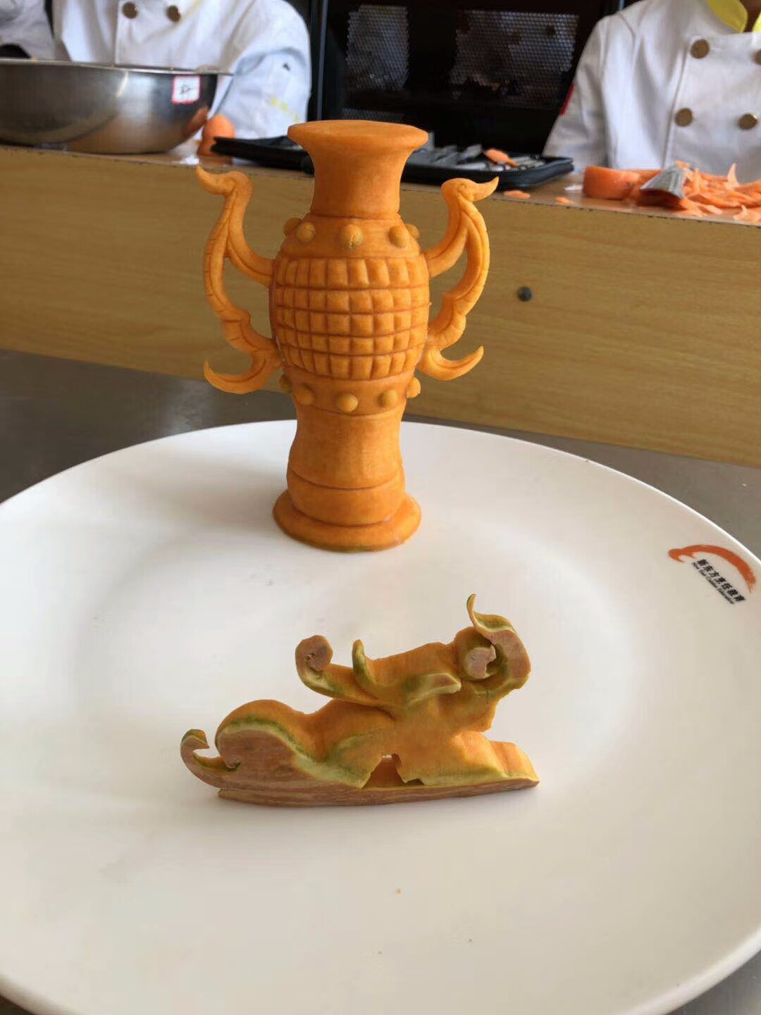 张宸涵小朋友作品 柚子雕刻可爱小龙猫 肉丁儿童网