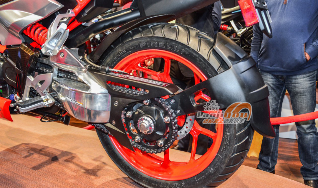 17600元,印度摩托领先飞肯推出300cc单摇臂街车,年内上市开卖