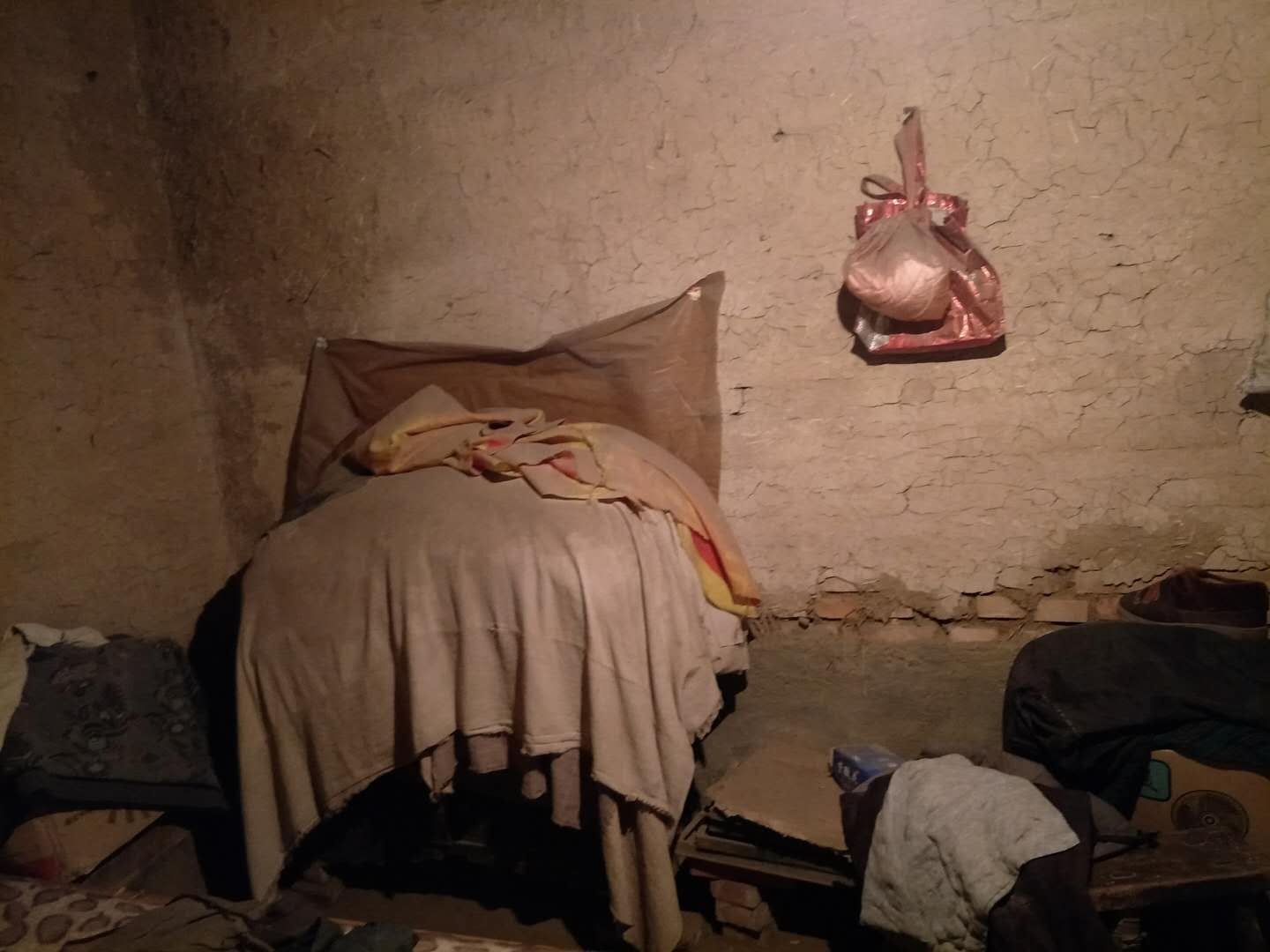 农村一对老夫妻住在3间小土房里进屋一看眼泪都要流下来了