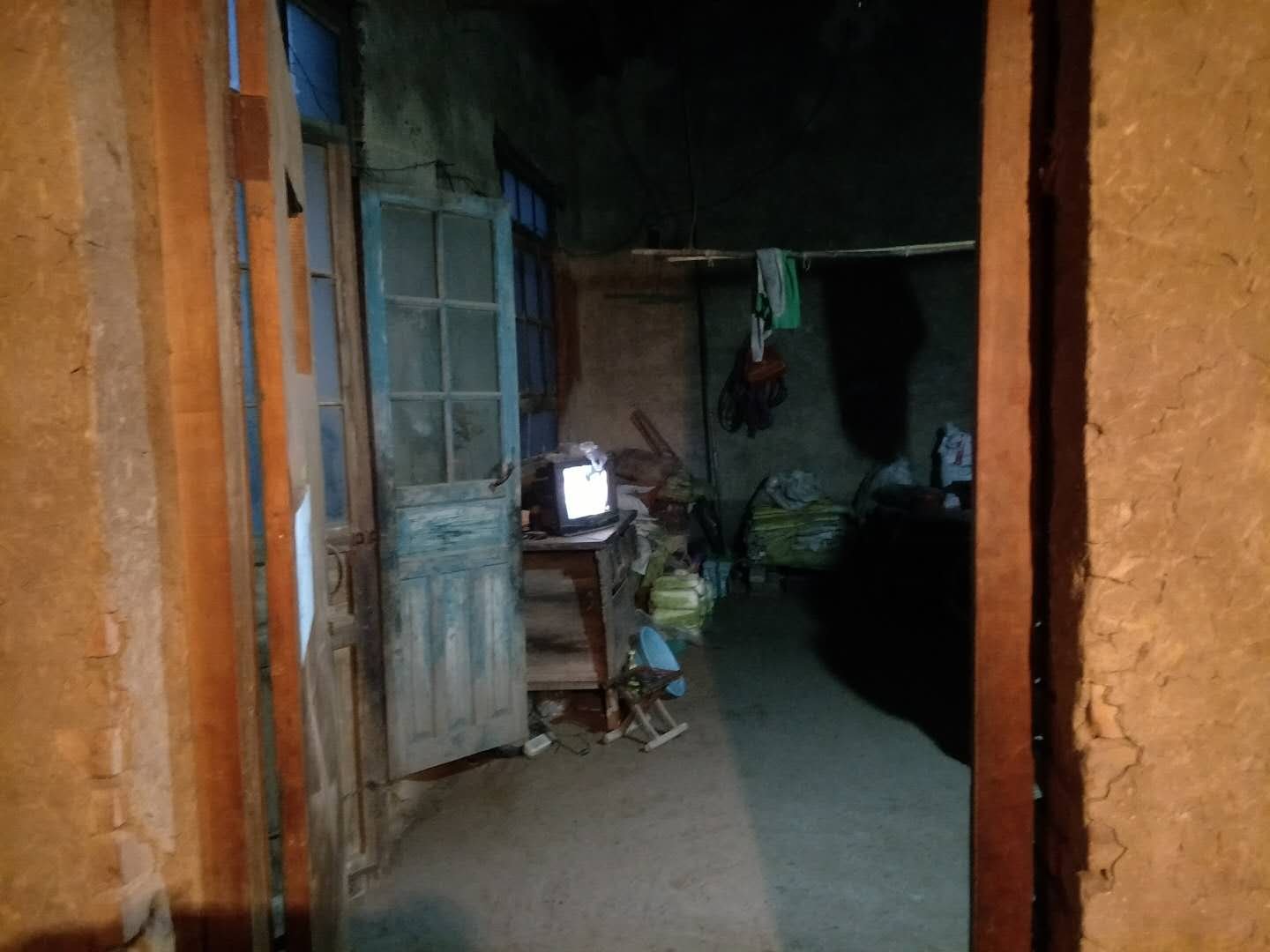 农村一对老夫妻住在3间小土房里进屋一看眼泪都要流下来了