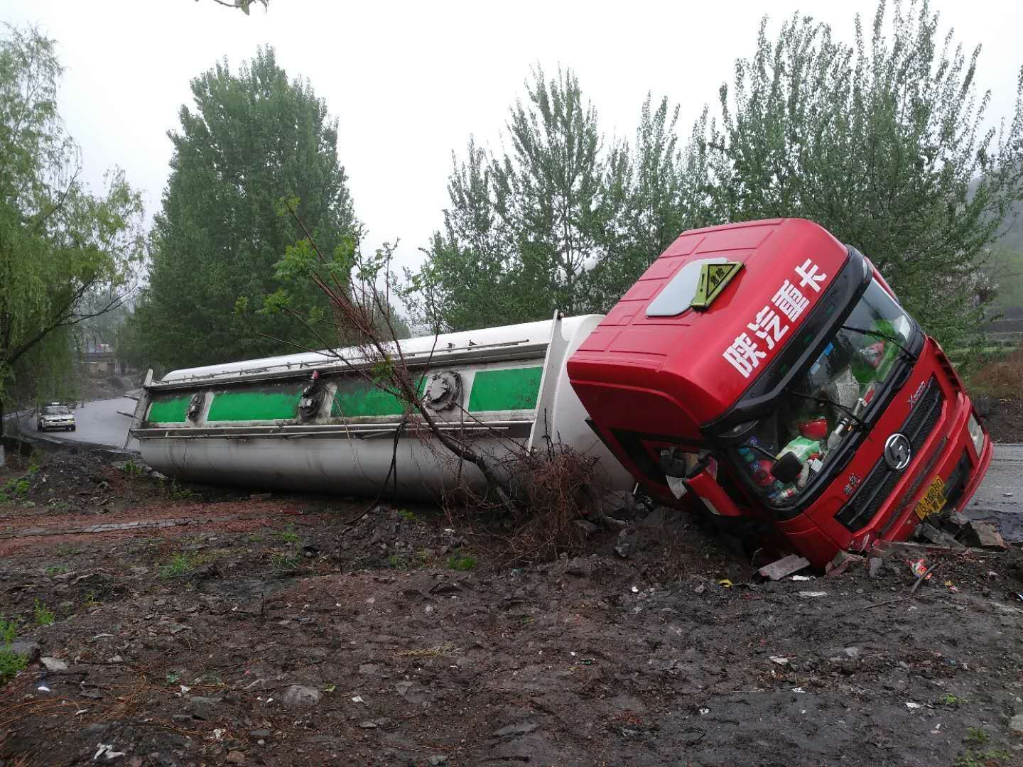 河北:国道307井陉段一油罐车发生侧翻