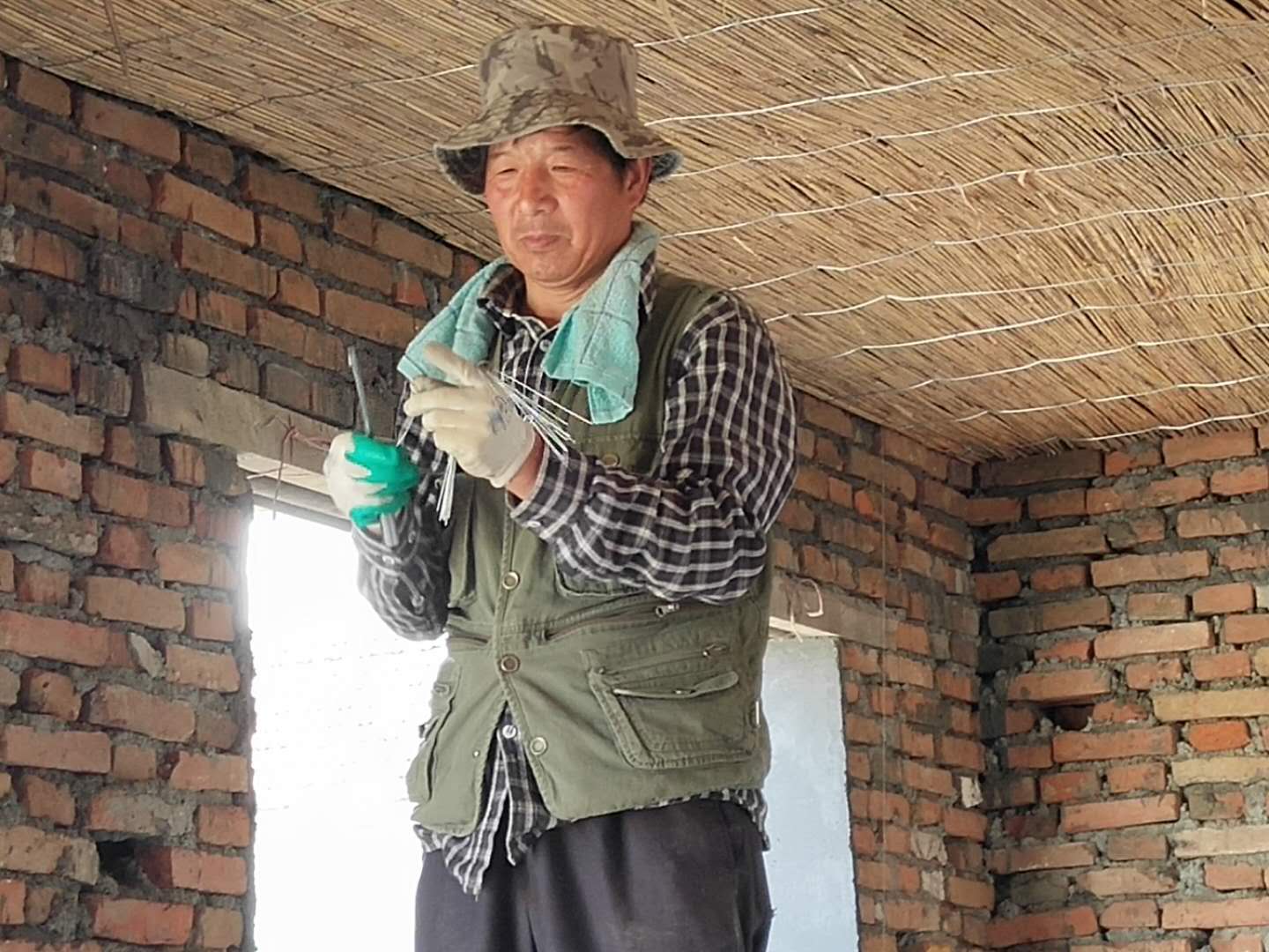 着工具正要做下一步,看着这张饱含沧桑的脸就知道他是家里的顶梁柱了