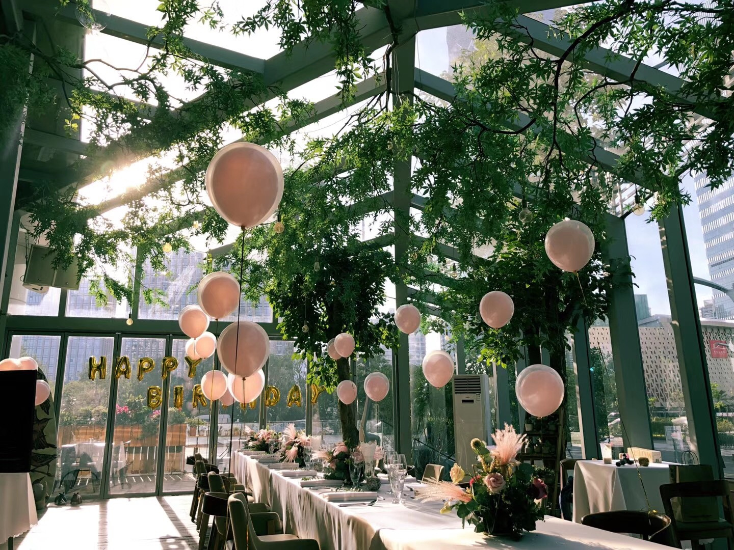 在360°玻璃花房餐厅品尝露天法餐,给你一种仰望星空的浪漫