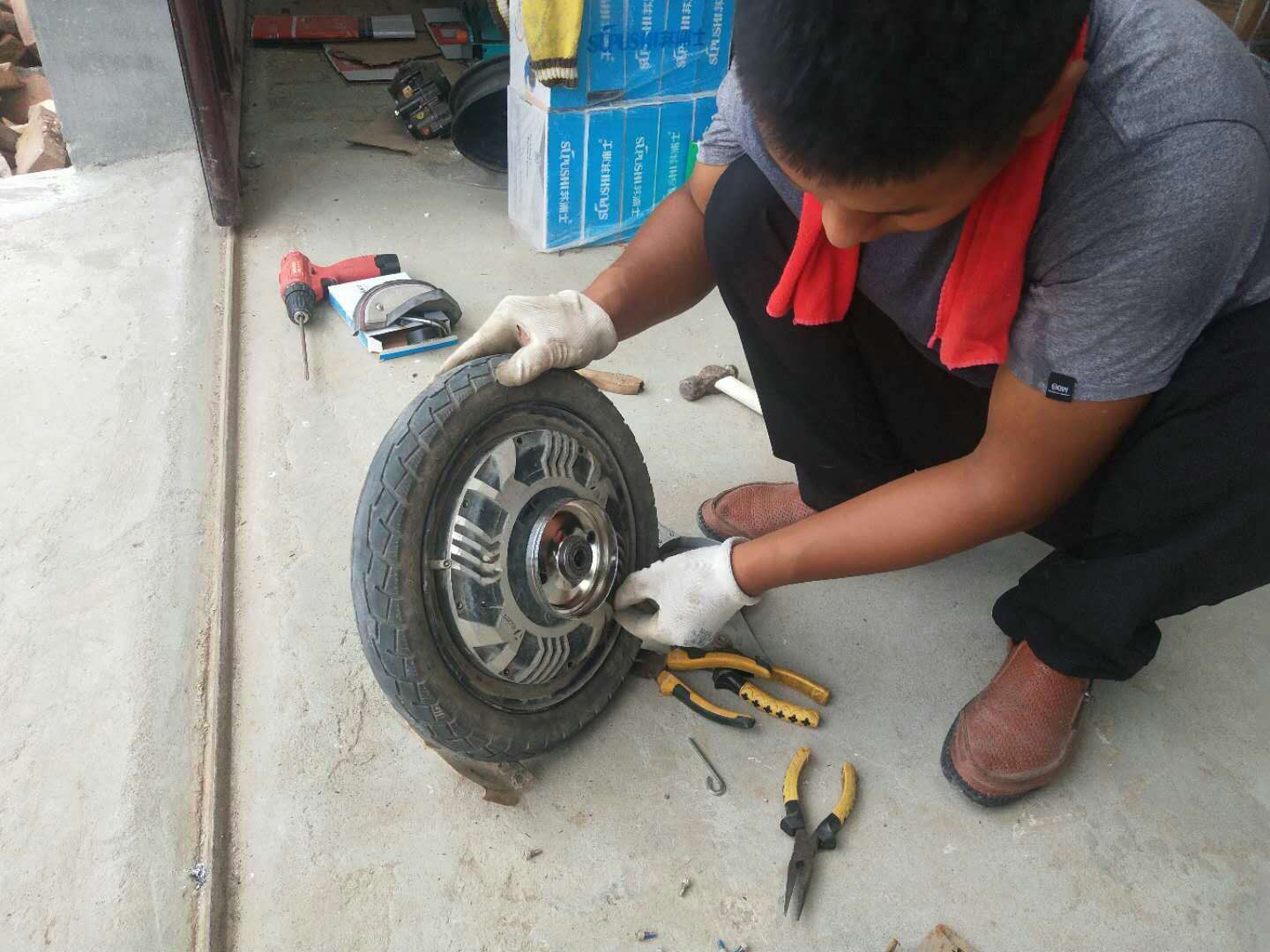 农村小伙汗流浃背修电动车只为帮助自己村的妇女老少